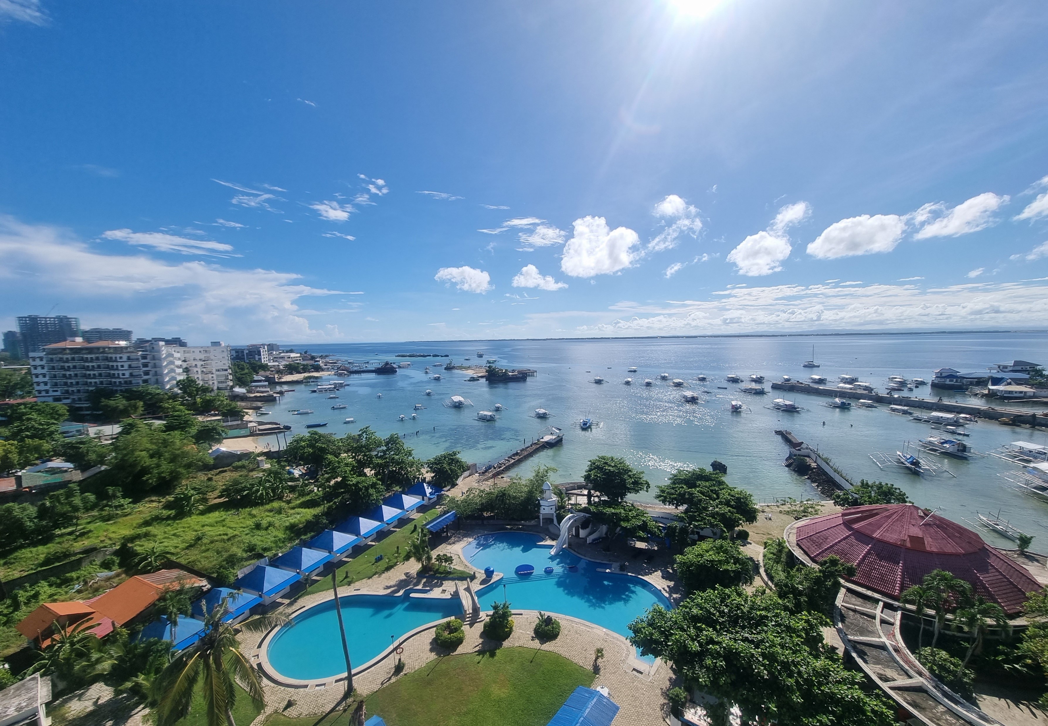 Cebu Blue Ocean Academy EGIホテルからの海とプール（学校提供写真）