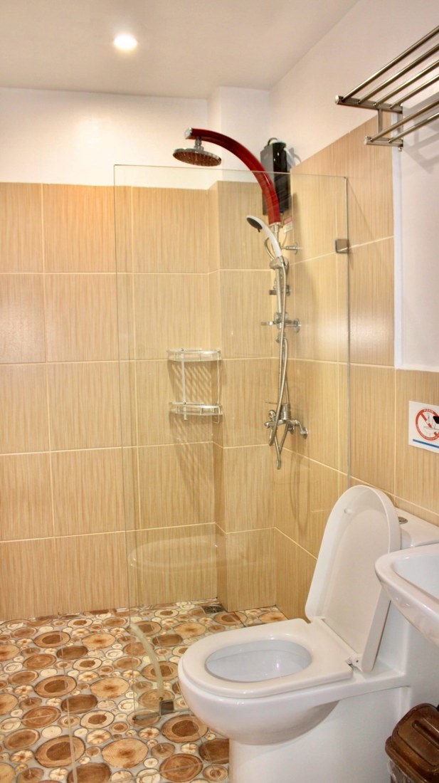 Boracay Coco English Academy 寮のシャワー・トイレ（Triple Room）