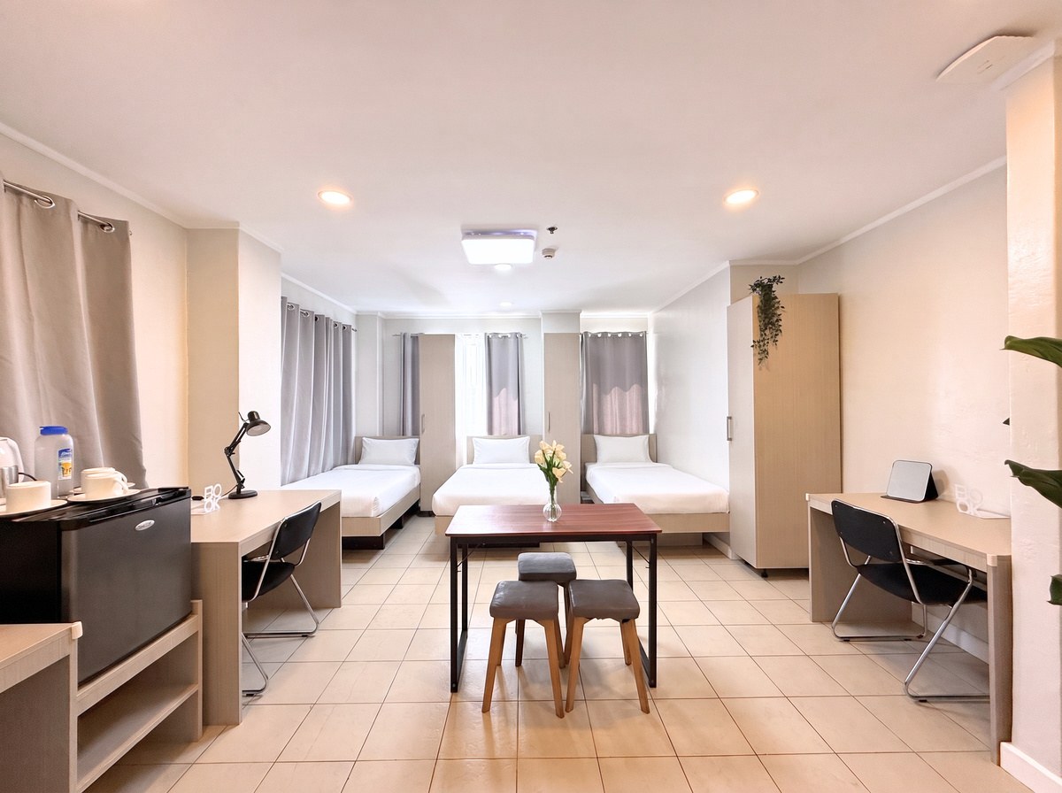 MONOL Sparta Double Roomの学習机