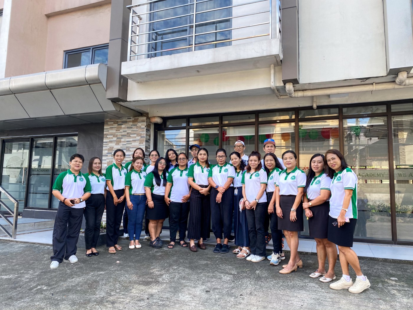 WE Academy Iloilo 学校での集合写真