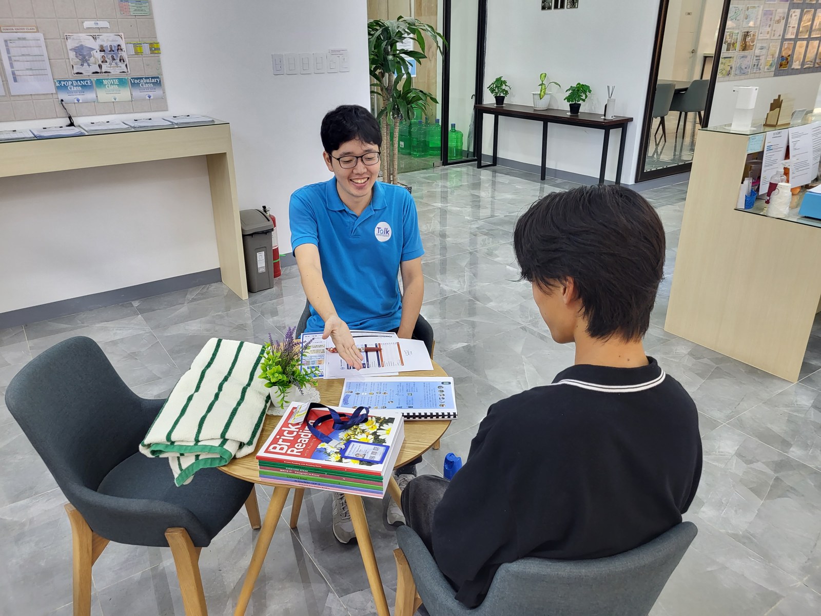 TALK Academy Clark 受付の学校提供写真